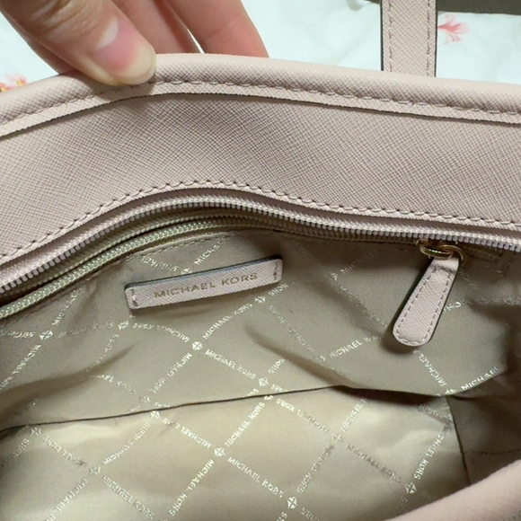 💎 Michael Kors Tote with Logo and Leather Wristlet Combo 💎 - Picture 3 of 6